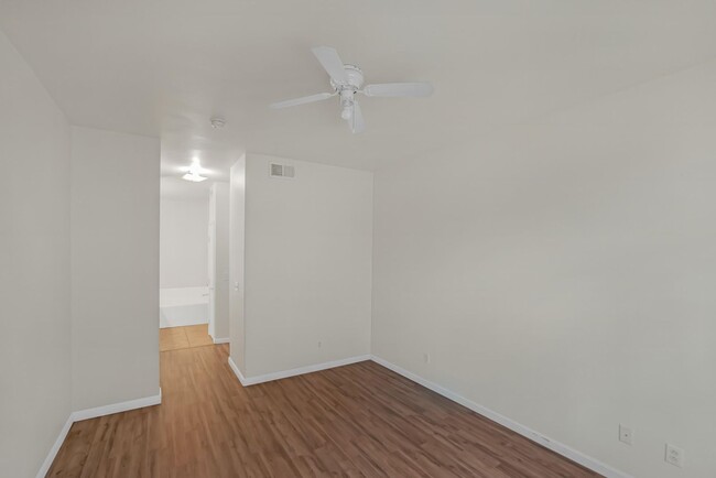 Building Photo - FANTASTIC MOVE-IN READY 2-BEDROOM CONDO!