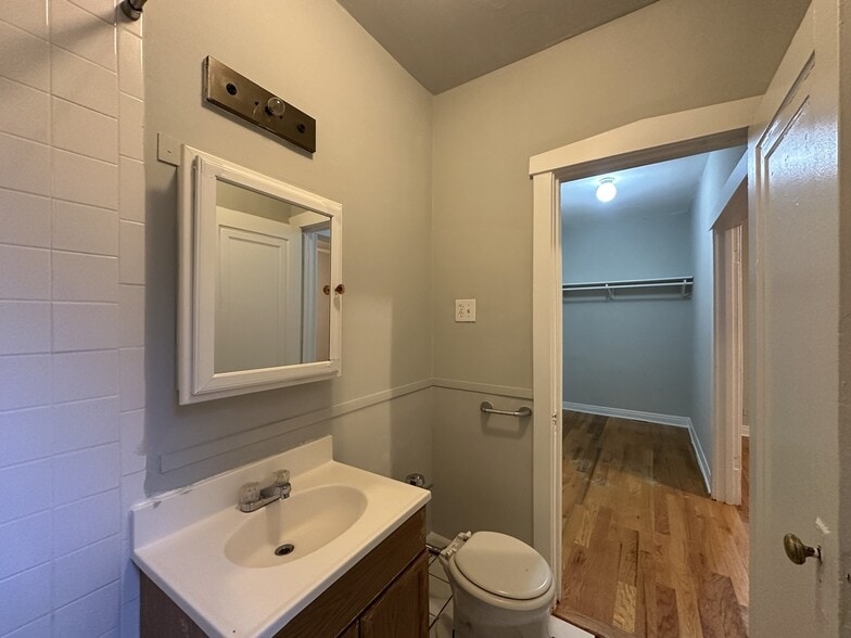 Building Photo - 516 W Melrose St