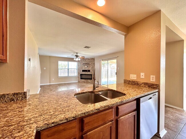 Building Photo - Spacious 4/BR 2.5/BA Home with Large Fence...