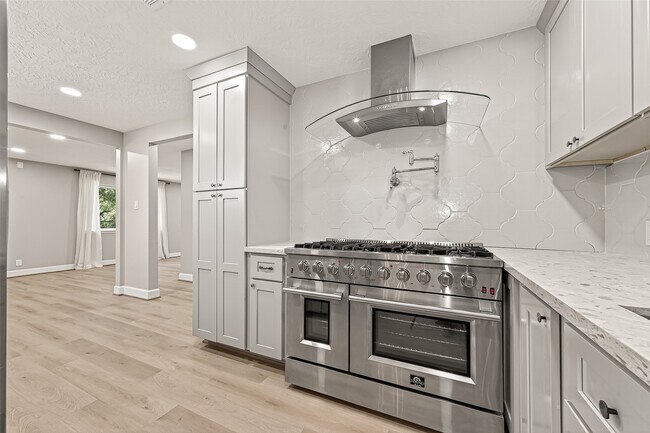 Building Photo - 1611 Drexel Dr