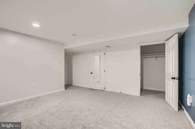 Building Photo - 520 White Oak Dr