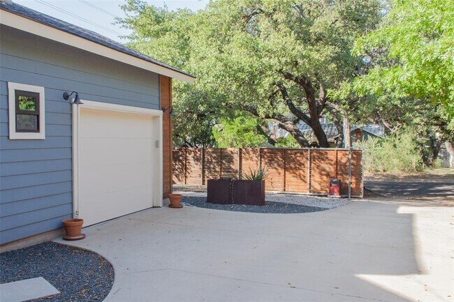 Building Photo - 903 Herndon Ln