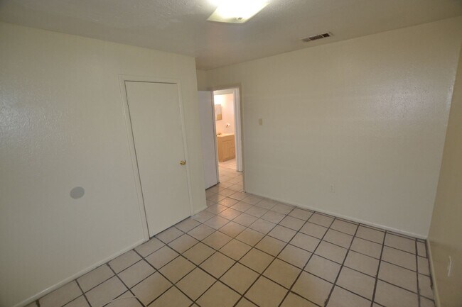 Building Photo - Housing Vouchers Accepted!!!  Location!  Newly updated, 4 bedroom, 2 bath home in historic Beechw...