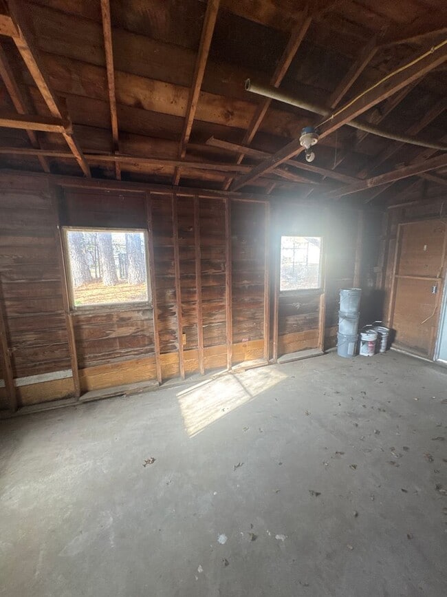 Building Photo - 723 Hall St