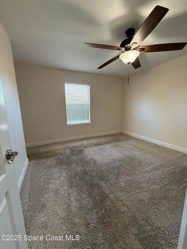 Building Photo - 2613 S Park Ave