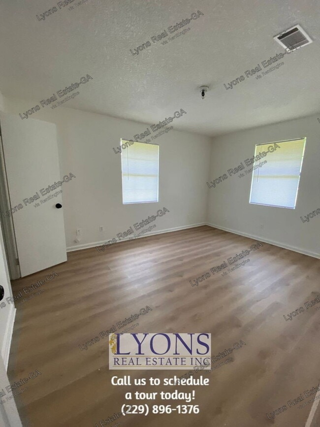 Building Photo - 1028 S Gordon Ave