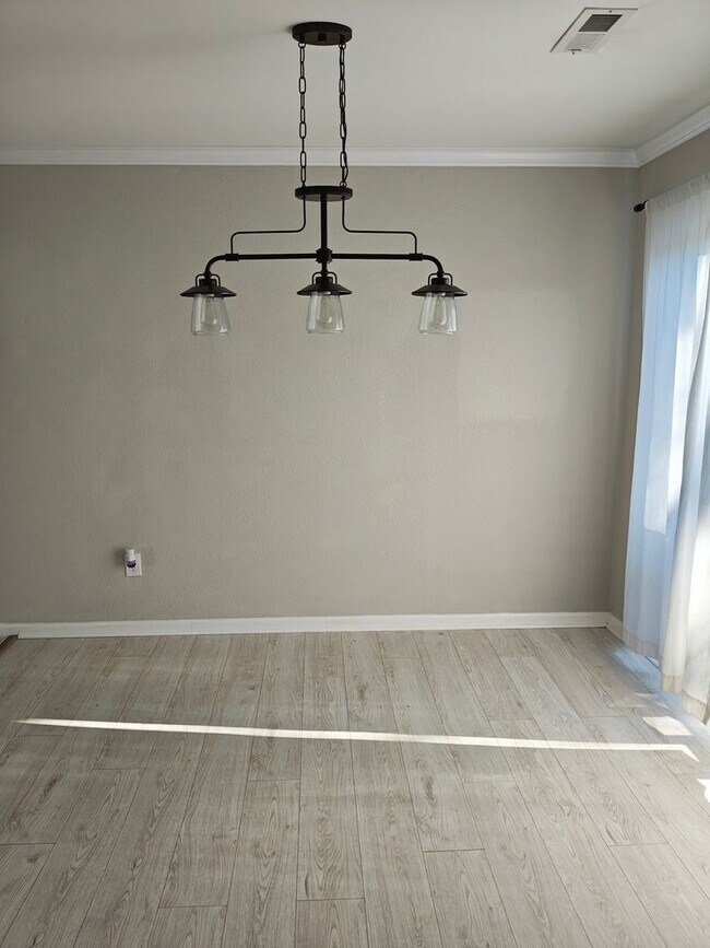 Building Photo - 3 Bed, 1 Bath House in Newport News!