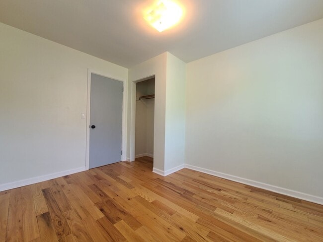 Building Photo - 3-bedroom, 2-bathroom home located in beau...