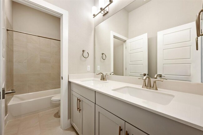 Building Photo - 2104 Prairie Oaks Dr