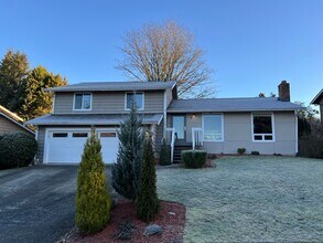Building Photo - 3 Bedroom 2.5 Bath in Desirable Renton Fairwood Greens