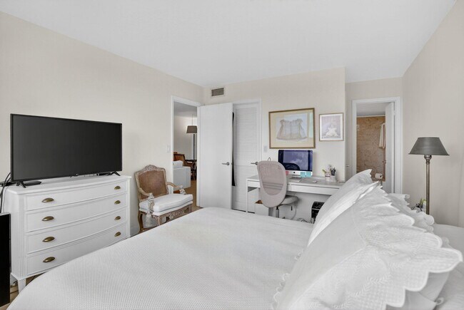 Building Photo - 9820 S Hollybrook Lake Dr