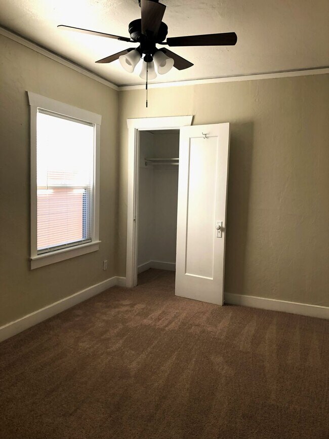 Building Photo - F03230