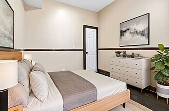 Building Photo - 1826 S Drave Ave