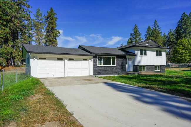 Building Photo - 2152-200 Hemlock