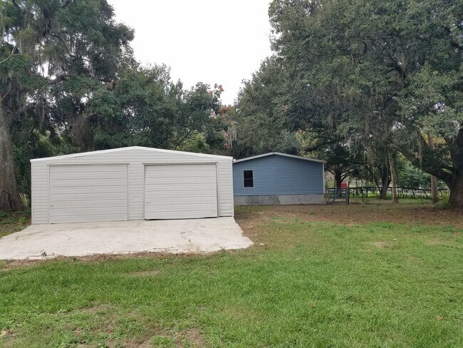 Building Photo - 3 Bed  2 Bath  2 Garage/Workshop and Fenced