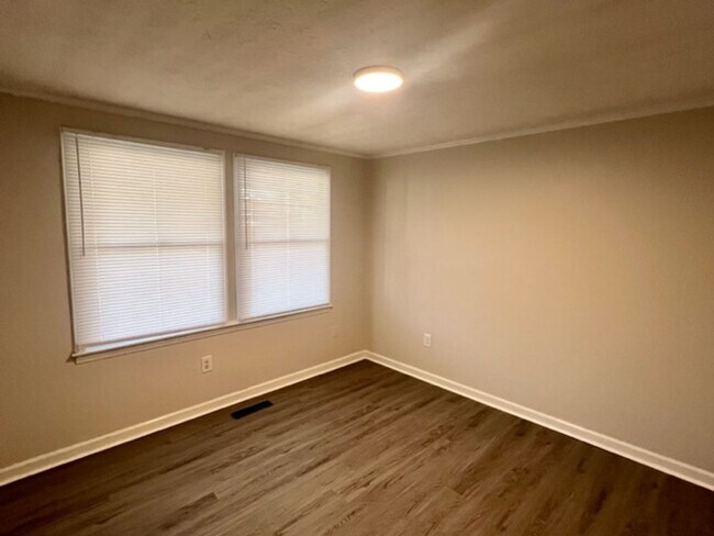 Building Photo - Two bedroom, 1 bath a duplex in Graham