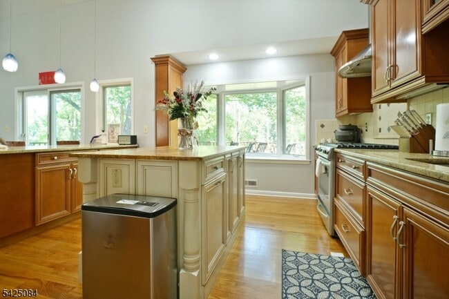 Building Photo - 195 Chaucer Dr