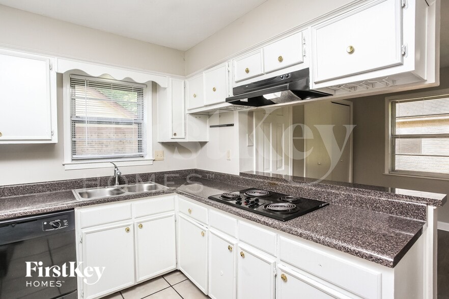 Building Photo - 3347 Bluemont Dr