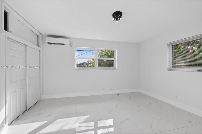 Building Photo - 1520 NE 56th St