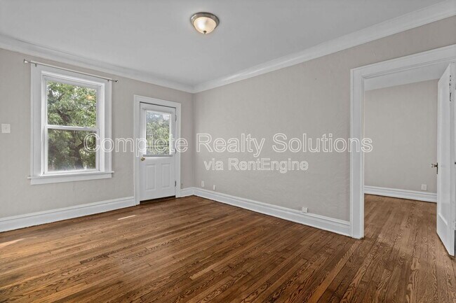 Building Photo - 4905 Winona Ave