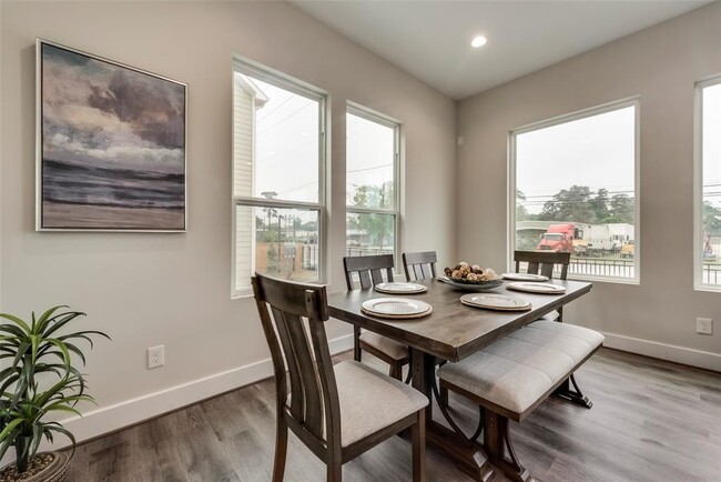 Building Photo - 3362 Pinemont Dr