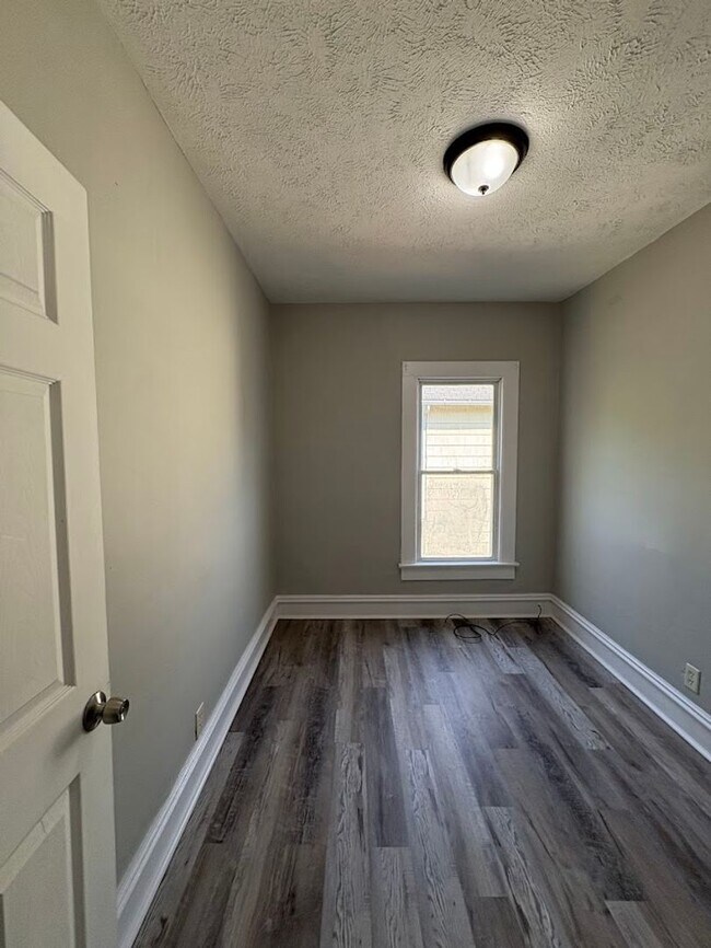 Building Photo - 656 Kling St