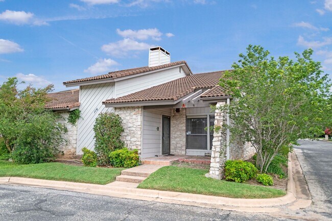 Primary Photo - Charming Condo with Golf Course Views in O...
