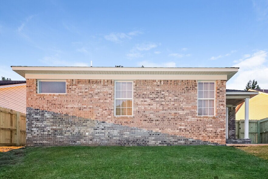 Building Photo - 240 Brighton Village Loop