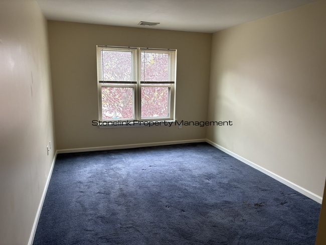 Building Photo - Large One Bedroom Condo For Rent in Lockwood Condominiums!