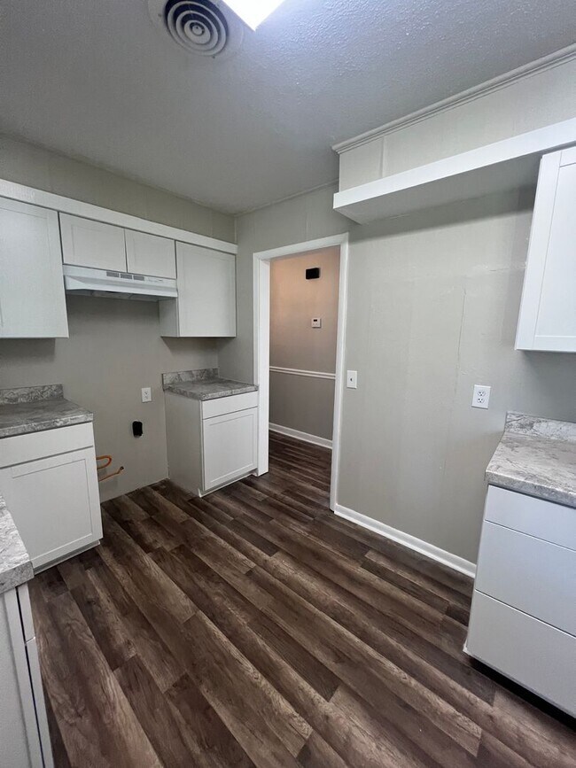 Building Photo - 6122 Southridge Dr