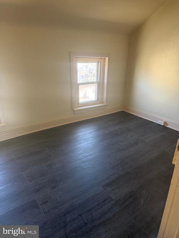 Building Photo - 352 E Airy St