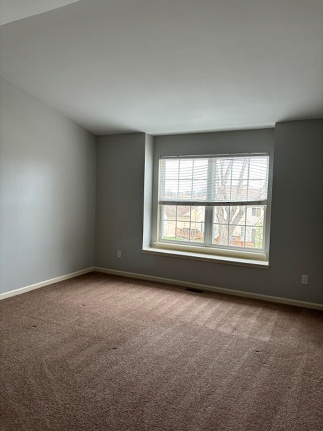 Building Photo - PRIME LOCATION, 2 BEDROOM / 2 & 1/2 BATH C...