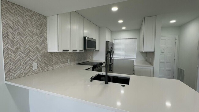 Building Photo - 4483 Luxemburg Ct