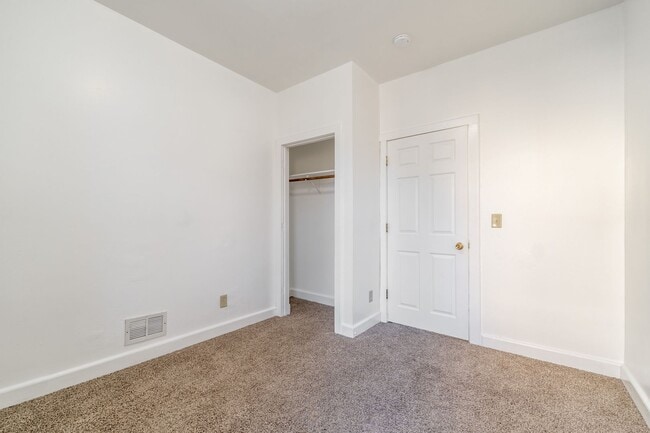 Building Photo - Spacious 4 Bedroom 2 Full Baths Available Kenosha