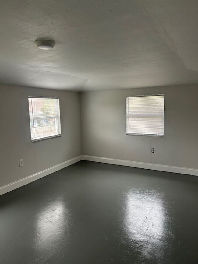 Building Photo - Well maintained 3/2 centrally located and available now!