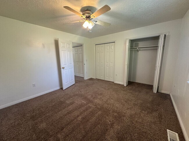 Building Photo - 2 Bed, 1.5 Bath Townhome in the Meadows