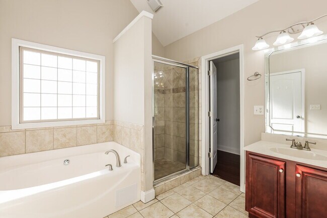 Building Photo - 303 Surrey Ct