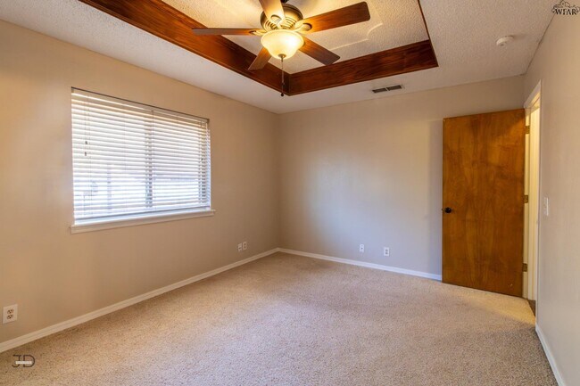 Building Photo - 505 W Coleman Ave