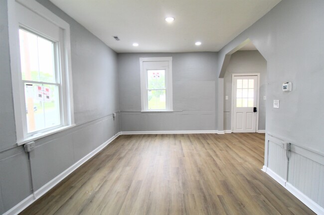 Building Photo - 209 E Spotswood Ave