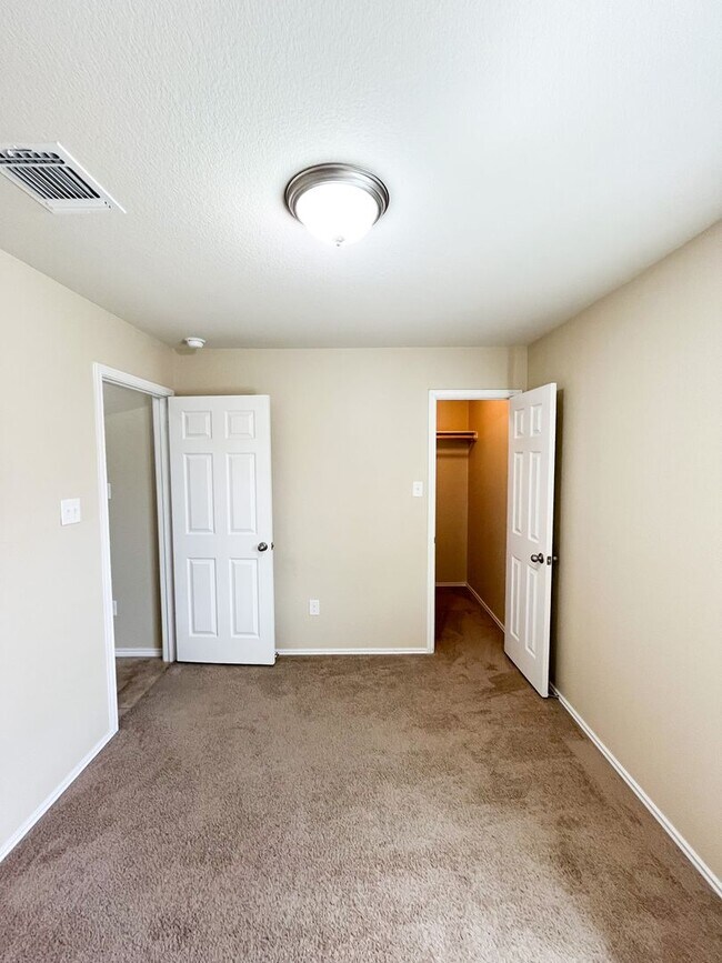 Building Photo - Available NOW!! Beautiful 1 story, 3 bedro...
