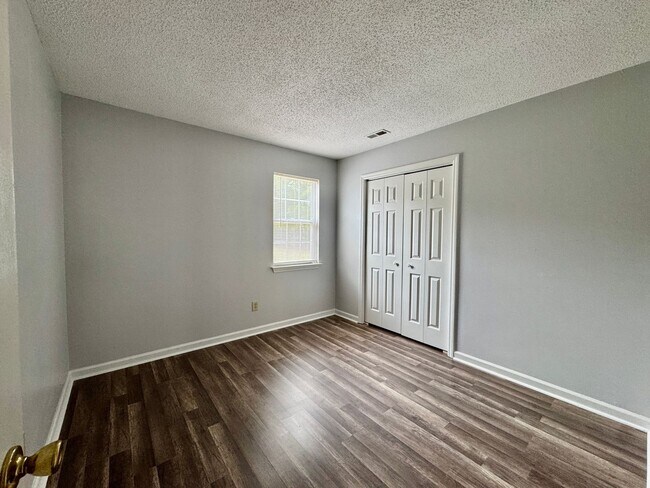 Building Photo - 4 Bedrooms/2 Bath Ranch Home!