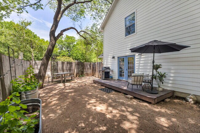 Building Photo - 4203 Duval St