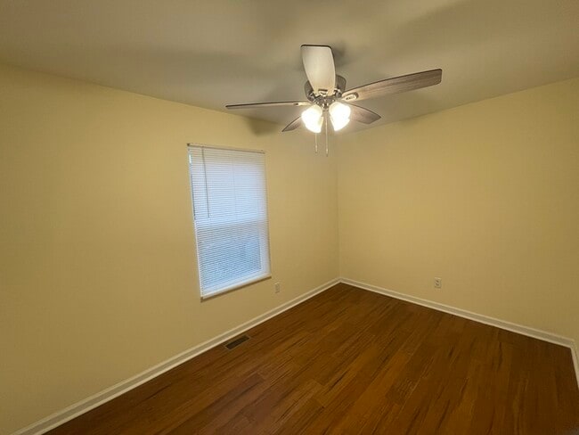 Building Photo - 2 Bedroom 1 Bath House Available