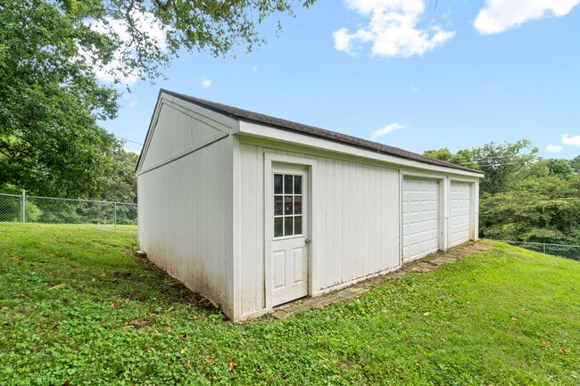 Building Photo - 370 Rossview Rd