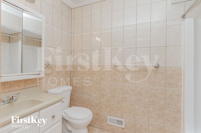 Building Photo - 753 Willow Rd