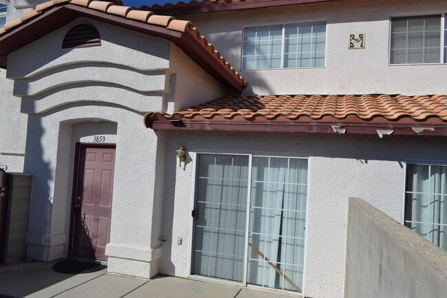 Building Photo - SW - ROOMY 3 BEDROOM 2.5 BATH TOWNHOME - 8...