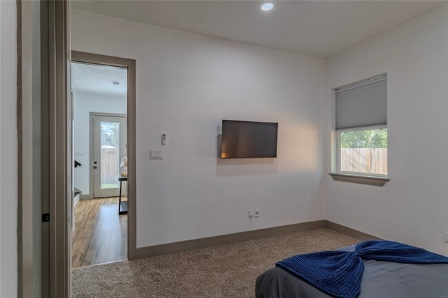 Building Photo - 5901 Crest Ct