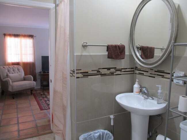 Building Photo - Large Studio with extra room and washer dryer