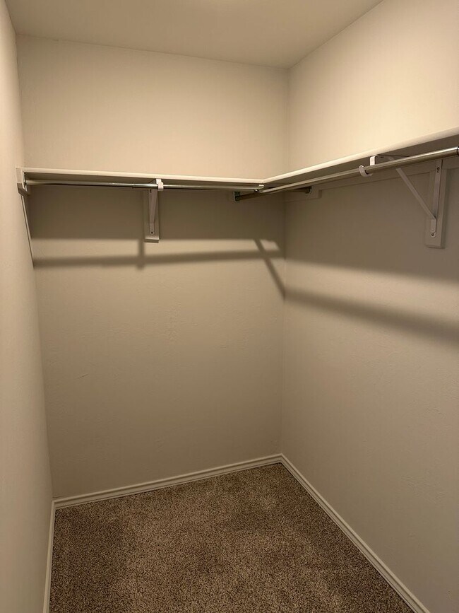 Building Photo - Pre-Leasing Now! Comfortable 3-Bedroom, 2-Bath Home in Shadow Valley