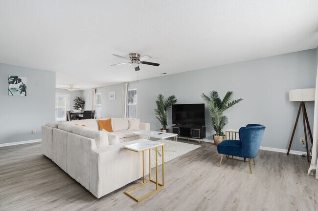 Building Photo - 2155 Shadowbrook Dr